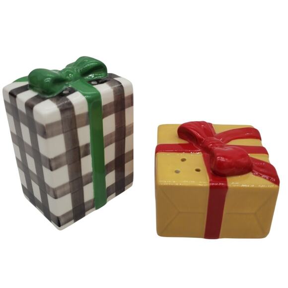 Gift Box Salt and Pepper Shakers - Hallmark - Picture 1 of 6